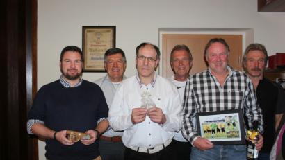 Bild: bk
Altherren-Leiter Karl-Heinz Hasler (Zweiter von links) ehrt Tobias Krämer, Thomas Meiler, Hans Weiß, Rainer Niewerth und Heinz Kneisl (von links).