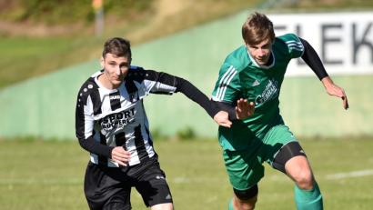 Bild: Alfred Schwarzmeier
Die Kicker des FC OVI-Teunz (rechts Manfred Widegger) liefen zuletzt der Musik beziehungsweise den Gegenspielern immer öfter hinterher. Die Chance auf den Relegationsplatz besteht aber weiterhin.