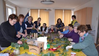 Bild: gi
Senioren und Frauenbund basteln miteinander für den Weihnachtsmarkt in Burgtreswitz und für die Zusammenkunft nach dem Konzert am Sonntag „Blei ma zam im Lichterschein“ am Kirchplatz.