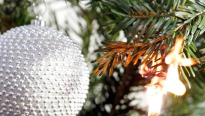 Bild: Roland Weihrauch/dpa
Leicht entzündlich: Ausgetrocknete Zweige am Weihnachtsbaum können schnell in Brand geraten.