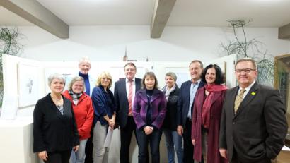 Bild: Stefanie Gradl
Bürgermeister Hans-Martin Schertl (Mitte hinten) eröffnet die Ausstellung zusammen mit den auswärtigen Gästen (von rechts) Martin Preuß, Elke Steinberger und Richard Gaßner, Ursula Wohlfeld (Mitte), Irenen Hug (4.v.links) vom Landratsamt und Georg Pielhofer (3.v.links) vom sozialpsychatrischen Zentrum Amberg.