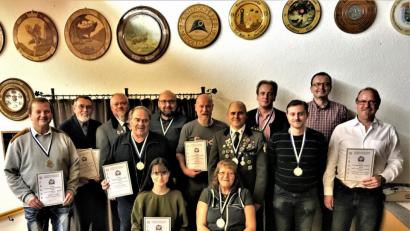 Bild: arw
Die besten Schützen bei der Vereinsmeisterschaften des Schützenverein Eichenlaub (stehend, von links) Josef Pschierer, Günther Rieger, Andreas Ruhstorfer, Engelbert Eckart, Peter Heller, Alfred Ertl, Norbert Schwarz, Wolfgang Huber, Rainer Schwarz, Dietmar Schmutzer und Hans-Jürgen Gollwitzer sowie Lea Eich und Anna Trottmann (vorne, von links).