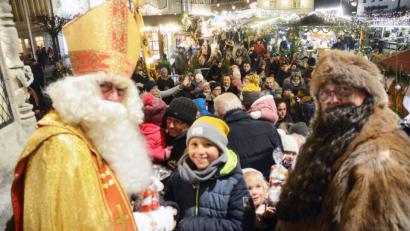Bild: Gabi Schönberger
Kein Kind geht leer aus. Der Nikolaus, Knecht Ruprecht und die anwesenden „Stadtrats-Engel“ um Bürgermeister Lothar Höher verteilen bei der Christkindlmarkteröffnung Süßigkeiten.