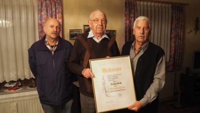 Bild: gz
Im Namen der Siedlergemeinschaft überreichen stellvertretender Vorsitzender Erich Brunner (rechts) undt Beisitzer Erwin Schmid (links) dem 90-jährigen Erich Lorenz die Ernennungsurkunde.