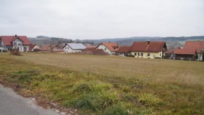 Bild: weu
Auf großes Interesse bei den jungen Bürgern stieß die Vorstellung des Erschließungsplanes des neuen Baugebiets "Am Waldfrieden - Leinhartl". Insgesamt 17 Parzellen stehen hier für Häuslbauer bereit.