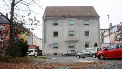 Bild: Gabi Schönberger
Söllnerstraße 15. Das Haus gegenüber dem Haupteingang zum Klinikum, in dem früher die Pathologie beheimatet war, gehört der Simultanen Hospitalstiftung. Gespräche über die Zukunft laufen. Wahrscheinlich kommt es zu einem Neubau.