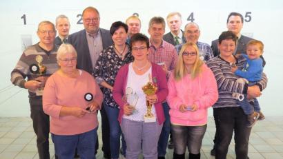 Bild: bö
Sie sind die Vereinsmeister und Pokalgewinner beim Schützenverein D’Lautrachtaler Ransbach: (von links) Gerold Sperl, Kunigunde Sperl, Matthias Sperl, zweiter Bürgermeister Manfred Braun, Helga Inzelsperger, Richard Finn, Tanja Sperl, Uwe Braun, Engelbert Lutter, Annette Finn, Siegmund Edenharder, Christa Finn und Christoph Finn.