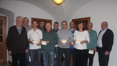 Bild: frd
Neun Vereine aus dem Stadtgebiet hatten Zuschussanträge eingereicht. Die Schecks überreichten Kuratoriumsvorsitzender Karl-Heinz Stoppa (links) und Bürgermeister Heinz Weigl an die Vertreter der Gruppierungen.