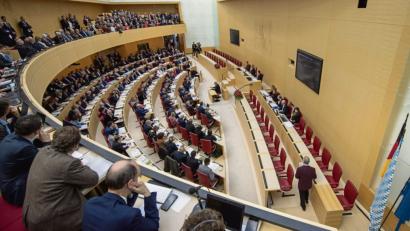Bild: Lino Mirgeler/dpa
Die Abgeordneten nehmen an der konstituierenden Sitzung des 18. Bayerischen Landtags teil.