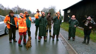 Bild: rn
Mit Jagdsignalen eröffnete eine Bläsergruppe die Drückjagd