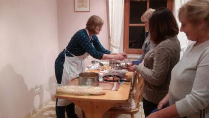 Bild: pi
Marianne Paulus (links) bereitet Schnitzelgerichte vor.
