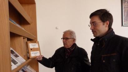 Bild: hok
Pfarrer Stephan Rödl und Kirchenpfleger Wolfhardt Erling besichtigen den Schaden.