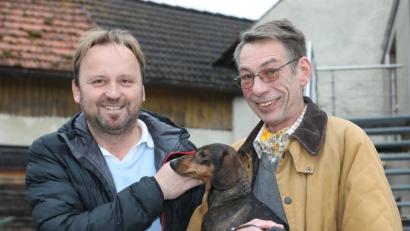 Bild: Gerhard Götz
Friedrich Freiherr von Bourscheidt hat seine "Dina" wieder. Thomas Hollweck (links) stieß im benachbarten Landkreis Amberg-Sulzbach auf den Dackel.