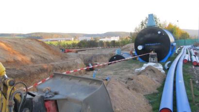 Bild: bl
Diese Wasserleitungen bei Perschen sind inzwischen unter der Erde. Bei seiner Jahresbilanz erinnerte der Bürgermeister an einen Vorfall im Juni, als es im Bereich der Brudersdorfer Gruppe an einem Tag fünf Wasserrohrbrüche gab.