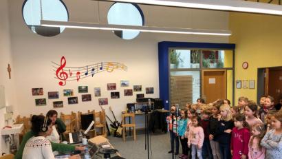 Bild: ads
Für ein Projektjahr hat die Schnaittenbacher Grund- und Mittelschule die Minimusiker als Partner an der Seite, um die Schüler für Musik zu begeistern. Während des Projektjahres produzieren die Schüler ihre eigene CD.