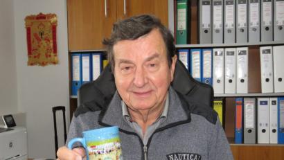 Bild: ubb
Franz Göhl hat sich diesmal für ein helles Blau entschieden, das an Winterfarben erinnert. Ebenso wird die zauberhafte Weihnachtsmarktbeleuchtung diesmal in Eisblau erstrahlen.