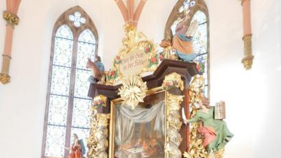 Bild: hai
Dirk Grafe, seit 15 Jahren Pfarrer in Wirbenz, an seinem Lieblingsplatz, dem Altar. In frischen Farben glänzt wieder das Herzstück seiner Wirkungsstätte, ein Überbleibsel der Vorgängerkirche mit seinen vier Evangelisten, der der Werkstatt von Elias Räntz zugerechnet wird,