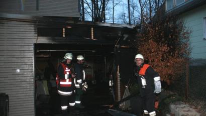 Bild: wro
Das Feuer ist rasch unter Kontrolle. Kommandant Thorsten Meiler von der Feuerwehr Wiesau (links) leitet den Einsatz.