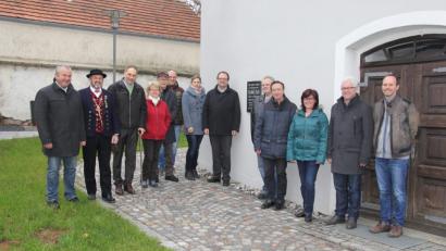 Bild: ral
Den Mitgliedern der Kirchenverwaltung Trisching, den Trischinger Pfarrgemeinderäten und den Gemeinderäten wurden die Sanierungsmaßnahmen am alten Friedhof vorgestellt, mit dabei auch Bürgermeister Josef Deichl und Pfarrer Gerhard Wagner.