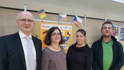 Bild: hir
Der Vorstand der Elternvereinigung der Realschule ist nach der Neuwahl wieder komplett: Sabrina Dürr (2. v. rechts), Maria Torscht (2. v. links) und Hubert Ram (rechts) vertreten die Interessen der Eltern auf Bezirksebene. Das Vorstandsmitglied der Landeselternvereinigung Bayern Peter Gschrey (links) freut sich auf die Zusammenarbeit.
