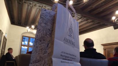 Bild: roa
10.000 Tüten ließ die Stadt Amberg mit ihrem Logo und einem Wimmelbild bedrucken. Die Papier-Tragetaschen sind aus Recyclingpapier und verrotten auf dem Kompost. Am Mittwoch waren sie Thema im Umweltausschuss.