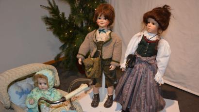 Bild: jr
Puppen verschiedenster Art, größtenteils aus eigener Herstellung, sind bei der neuen Ausstellung im Museum Mitterteich zu sehen.