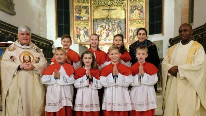 Bild: do
Sieben neue Altardiener verstärken die Ministranten der Pfarrei St. Laurentius. Stadtpfarrer Thomas Jeschner (links), Pfarrer Paul (rechts) und Gemeindeassistentin Eva-Maria Frohmann begrüßen Jakob Hubmann (vorne, von links), Emilia Schuller, Hannes Biersack und Leonhard Schultes sowie (hinten, von links) Kilian Denk, Lina Schneider und Paula Danzer im Ministranten-Team.