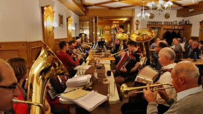 Bild: ds
Hallt schon der Gesang der Zuhörer bei verschiedenen Ohrwürmern durch alle Räume, dröhnt der Saal, als abschließend alle Musiker gemeinsam musizieren.