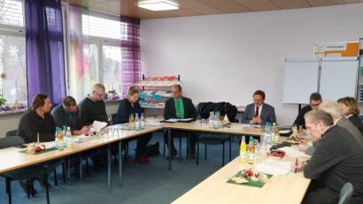 Bild: njn
Unter Vorsitzendem Bürgermeister Hans Donko (Sechster von links) tagt die Schulverbandsversammlung