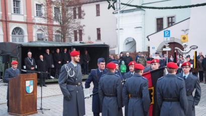 Bild: krb
Die Soldaten des Logistikbataillon aus Kümmersbruck feiern auf dem Neustädter Stadtplatz ihr Gelöbnis.