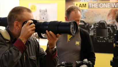 Bild: Foto Brenner
Ähnlich wie bei den „Fototagen“, die im nächsten Jahr in neuem Format zurückkehren sollen, können Fotobegeisterte bei den Brenner-„Jubiläumstagen“ mit Experten der Hersteller fachsimpeln.