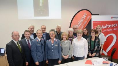 Bild: Gabi Schönberger
Sichtlich froh sind die Malteser-Verantwortlichen, dass nach langjährigen Bemnühungen das Hospiz Neustadt im Februar nächsten Jahres in Betrieb geht. Geschäftsführer Dr. Fank Becker, Baronin Adelheid von Gemmingen, Susanne Wagner und Elke Lauterbach (vorne, Dritter bis Sechste von links).