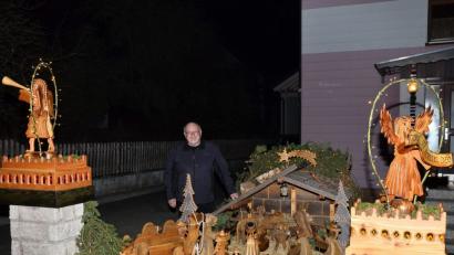 Bild: fjo
Mit einer Bretterkrippe bereichert Willi Helgert den Markttag am ersten Aventssonntag. Die außergewöhnliche Attraktion steht nur einen Steinwurf vom Geschehen entfernt in der Türkenstraße.