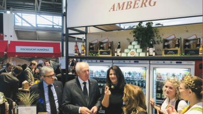 Bild: Simon Ströhl/Stadt Amberg
Dieter Dohr, Franz Xaver Peteranderl, Ministerin Michaela Kaniber, Emma Adamczyk, Bierkönigin Johanna Seiler und Honigprinzessin Doris Grünbauer (von links) probieren Amberger Köstlichkeiten.