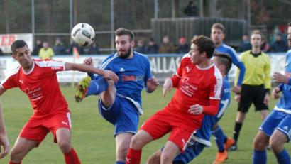 Bild: otr
Der Etzenrichter Johannes Pötzl (Zweiter von links) ist derzeit ein ständiger Unruheherd für die gegnerischen Abwehrreihen.
