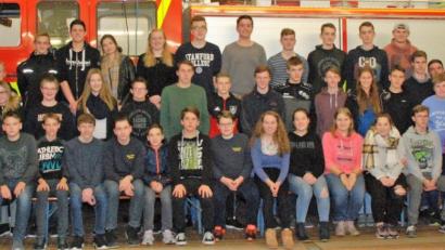 Bild: sche
45 Teilnehmer des Wissenstestes 2018 der gemeindlichen Feuerwehren Freudenbergs mit ihren Ausbildern und dem Schiedsrichterteam nach erfolgreicher Prüfung.