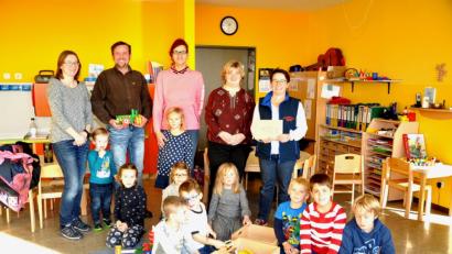 Bild: es
Gerald Kiener, Vorsitzender des Elternbeirates im KIndergarten, (Zweiter von links) überreicht mit Maria Gieler-Eckl (links), Monika Klinger und Corinna Schönberger (Dritte und Vierte von links) Leiterin Manuela Hinkel (rechts) eine Spende von 600 Euro.