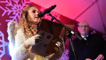 Bild: Florian Miedl
Christkind Elaina und Oberbürgermeister Oliver Weigel heißen die zahlreichen Besucher des "Adventszaubers" im Stadtpark willkommen.