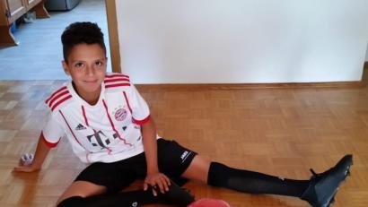 Bild: ca
Dieses Bild ging per Whatsapp nach Aleppo. Es zeigt Ebrahim an seinem 10. Geburtstag, den er in Altenstadt feierte. Geschenk war ein Fußballdress. Es war der dritte Geburtstag ohne Eltern. Ihm war die Flucht gelungen, ihnen nicht.
