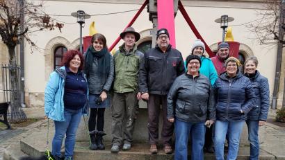 Bild: stg
Viele fleißige Helfer versammeln sich zum Schmücken des Adventsbrunnens.