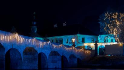 Bild: tr
Der Fischhofpark in Tirschenreuth erleuchtet zum Weihnachtsmarkt 2018 in Eisblau.