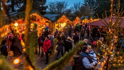 Bild: exb
Die Zeit der Weihnachtsmärkte ist angebrochen. Am Wochenende besteht in mehreren Orten des Landkreises die Gelegenheit, durch die Budenstraßen zu flanieren. Der größte Markt ist auf dem Gelände von Schloss Guteneck (Bild) aufgebaut.