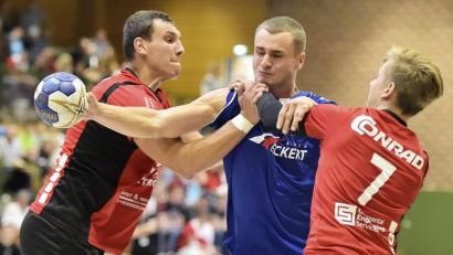 Bild: Ziegler
Kräftig zupacken, lautet die Devise für die Sulzbacher Handballer, hier mit Martin Kobylan (links) und Jakob Stiegler (rechts).