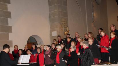 Bild: ads
Mit einem mitreißenden Gospelkonzert mit den "Gospel-Flames" der Pfarrei Hl. Dreifaltigkeit unter der Leitung von Christian Farnbauer bedankte sich der Förderkreis Willmannschule zu seinem 30-jährigen Bestehen bei seinen Förderern.