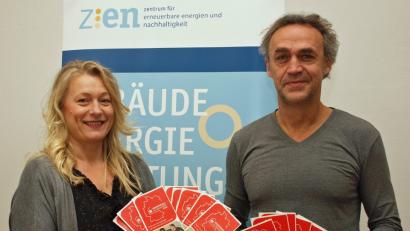 Bild: sön
Der Klimaschutzkoordinator des Landkreises, Joachim Scheid, und ZEN-Mitarbeiterin Yvonne Busch mit den neuen Heizspiegel-Flyern.