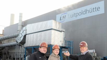 Bild: Wolfgang Steinbacher
Prokurist Franz Mertel (rechts) ist stolz auf die neue Filteranlage der LH, die rund 400 000 Euro kostete und sowohl bei Lärmschutz und Entstaubung als auch in Sachen Brandgefahr deutliche Verbesserungen bringe. Von links: Interims-Produktionsleiter Bernhard Ilgner und Umweltingenieurin Nicole Rückerl.