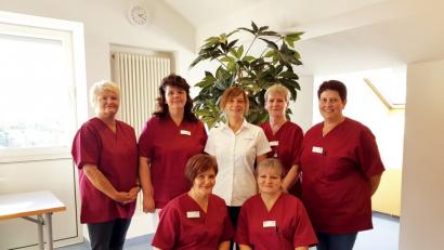 Bild: ge
Das sind die neuen „guten Geister“ im St.-Anna-Krankenhaus: Hausdame Maria Radl (Mitte, in Weiß) sieht für die Gruppe eine stets wachsende Aufgabe, die Patienten zufriedenzustellen.