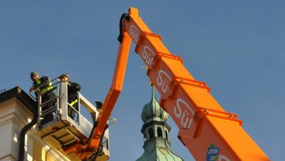 Bild: es
Regenwasser aus den Dachrinnen kann wieder durch die Abflussrohre abfließen. Hubert Schönberger (rechts) von der Kirchenverwaltung und Mitarbeiter Karl Huber (links) von der Firma Süß aus Nabburg reinigten am Donnerstagvormittag die verstopften Abflussrohre an der Pfarrkirche.