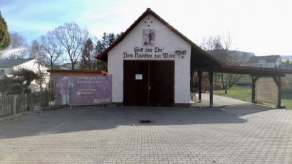 Bild: usc
Im Seugaster Feuerwehrhaus wird es eng, wenn im Frühjahr das neue Löschfahrzeug eintrifft. Der Marktgemeinderat beschließt, als Übergangslösung einen Container zur Nutzung als Umkleidebereich anzuschaffen.
