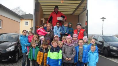 Bild: rpp
Gerne packen die Kleinen des Kinderhauses Pusteblume beim Beladen des Lkw mit an. Dieser bringt ihre „Geschenke mit Herz“ bis Weihnachten zu Kindern in Osteuropa.